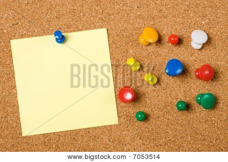Carta bianca nota sulla scheda di sughero