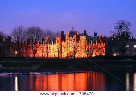 Hampton Court Palace v noci