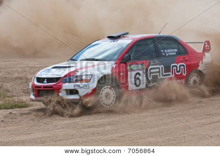 Rostov, Rússia - 27 de julho: Alexey Petrov dirige um carro de Mitsubishi Lancer durante Rostov Velikiy Rússia