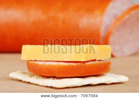 Macro Cracker con formaggio Cheddar e Kielbasa