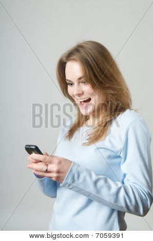 Dívka překvapení na mobil