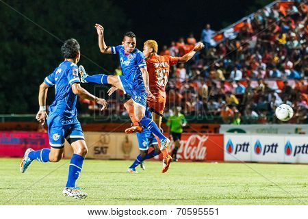 Sisaket Thailand-august 13: Paitoon Tiepma Of Ptt Rayong Fc. (blue) In Action During Thai Premier Le
