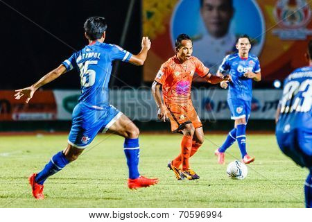 Sisaket Thailand-august 13: Jirawat Daokhao Of Sisaket Fc. (orange) In Action During Thai Premier Le