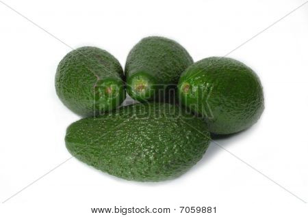 Vier rijp verse avocado geïsoleerd op wit