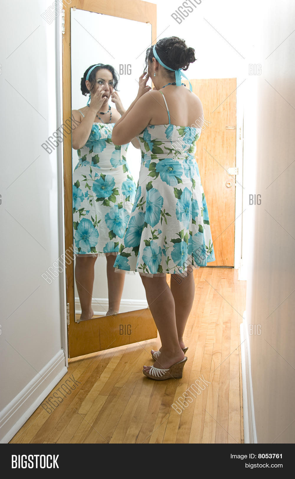 девушка наносит себе макияж перед зеркалом. жена перед зеркалом. девушки блондинки перед зеркалом. женщина в зеркале. прихорашивается перед зеркалом.