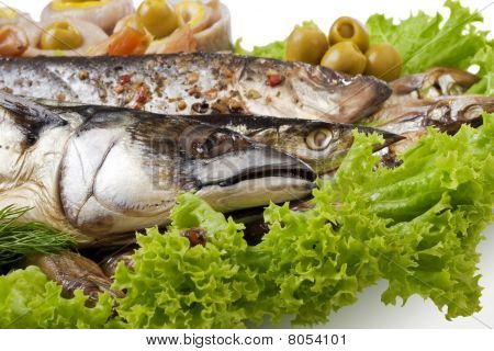 Um conjunto de peixe com legumes
