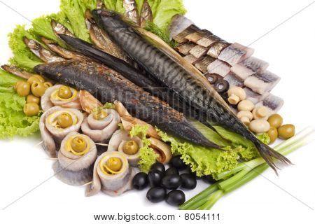 Um conjunto de peixe com legumes