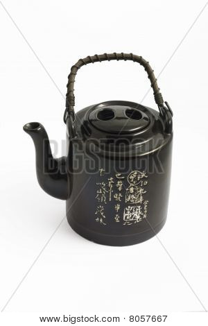 der schwarze chinesischen Teekanne auf weiß