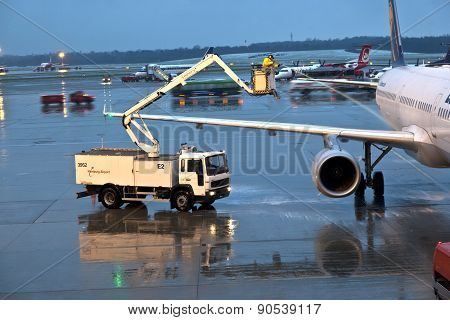 Deicing Of The Lufthansa Plane