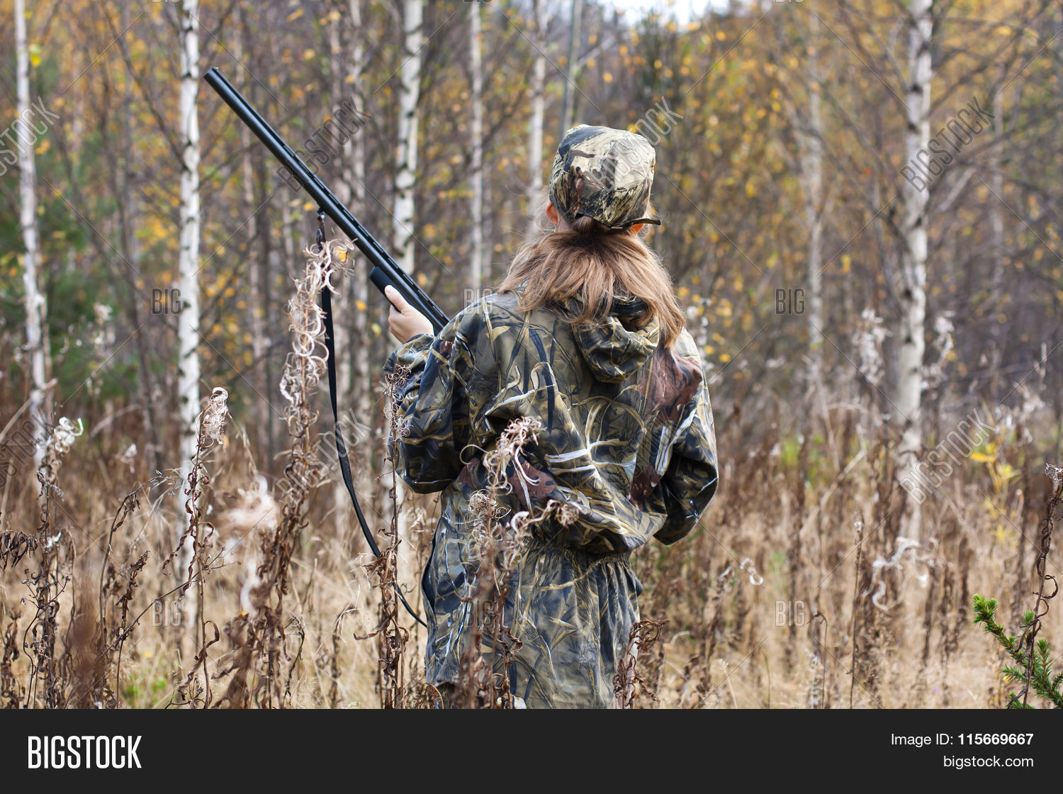 Охотник на людей. Охотник в камуфляже с ружьем. Охотник в лесу. Девушки на охоте. Охотник с двустволкой в лесу.