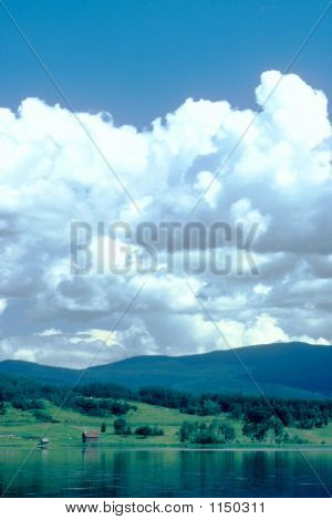 friedliche Lakeside farmland