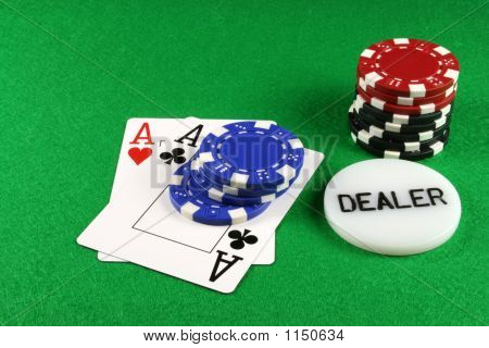 Une paire d'As avec Poker les jetons de poker - 4