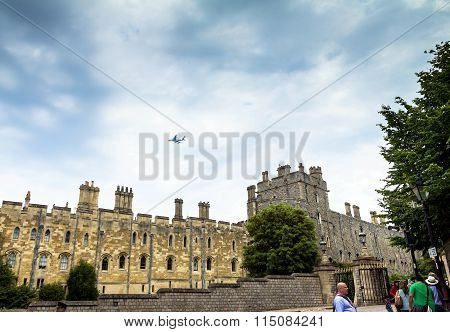 Unidentified Visitors Queuing In Front Of The  Windsor Castle. Uk