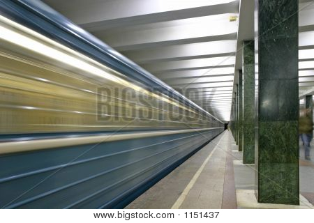Tren. Metro İstasyonu