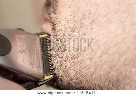 Hairdresser, shaving beard i