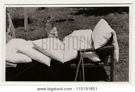 Vintage photo shows a small girl, circa 1942.