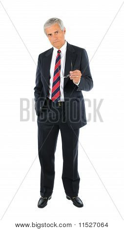 Empresario serio con gafas