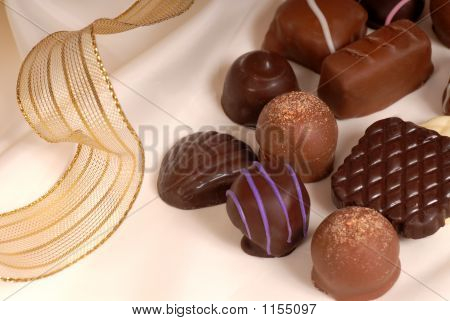 Flere stykker af semi-sød og Bittersød chokolade på Beige