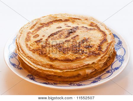 Der Stapel von wildfarbenen lecker Pfannkuchen