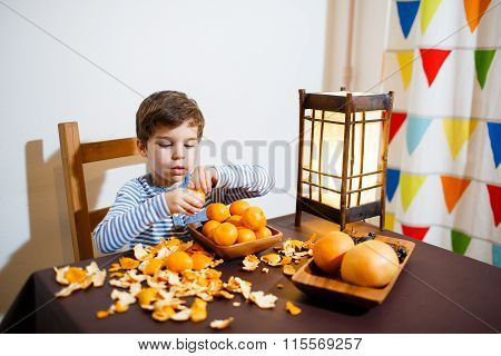 Four years boy eat a mandarin