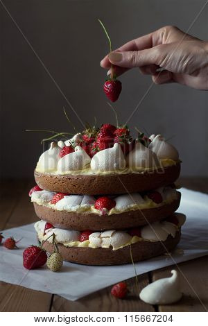 Cake with meringue and strawberries
