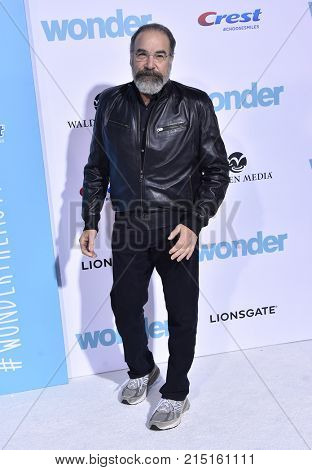 LOS ANGELES - NOV 14:  Mandy Patinkin arrives for the 'Wonder' World Premiere on November 14, 2017 in Westwood, CA                