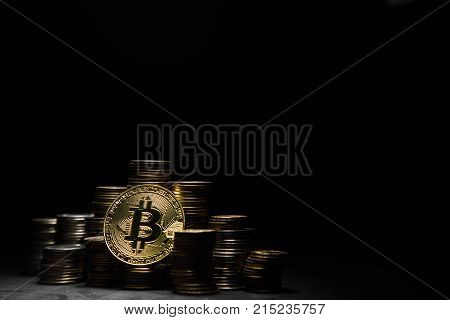 Photo Golden Bitcoins new virtual money on black background