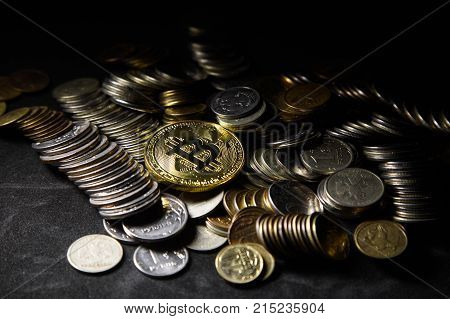Photo Golden Bitcoins new virtual money on black background