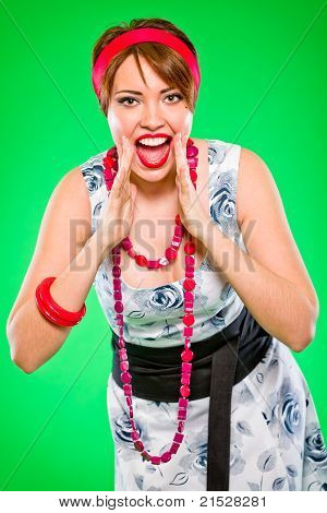 Divertente ragazza allegra gridando attraverso il megafono a forma di mani. Pin up e stile retrò.