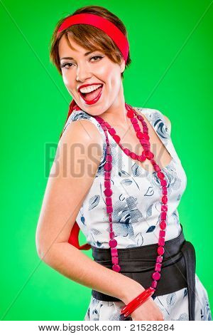 Ritratto di allegra bella ragazza con gioielli rosso. Pin up e stile retrò