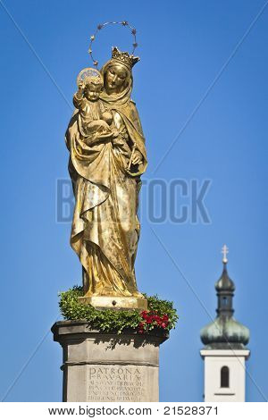 Krásná Zlatá socha Maria v bavorském Tutzingu Německo
