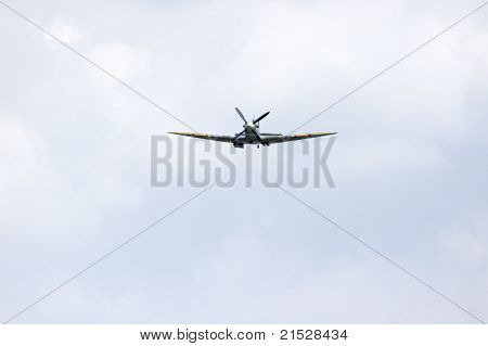 Spitfire an Raf zweichen für die Königin über Fairlop Gewässer In Essex 11. Juni 2011