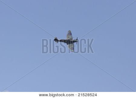 Spitfire an Raf zweichen für die Königin über Fairlop Gewässer In Essex 11. Juni 2011