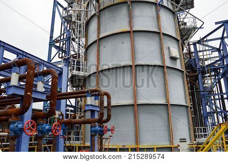 Large capacity for the petrochemical industry. Oil refining.