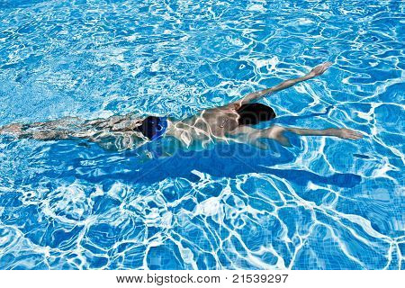 Mann Schwimmen unter Wasser im pool