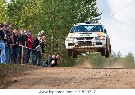 Rostov, Rússia - 05 de setembro: Uriy Volkov dirige carros de Subaru Impreza durante Rostov Velikiy Rússia