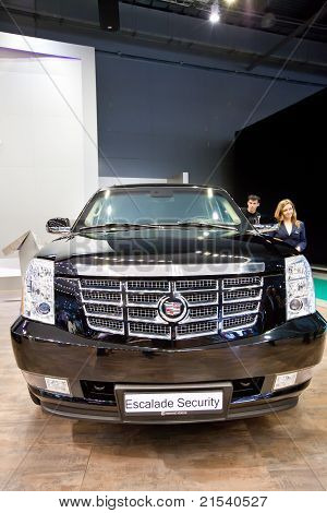 Moskou, Rusland - 25 augustus: Zwarte Jeep auto Cadillac Escalade op Moskou internationale tentoonstelling Int