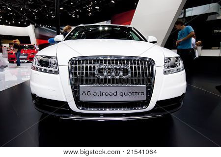 モスクワ, ロシア - 8 月 25 日: 白い車アウディ A6 Allroad モスクワ国際展 Interauto O で