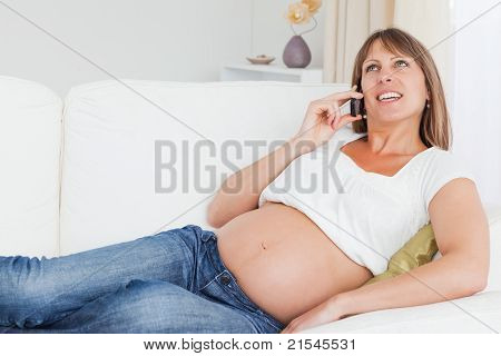 Afslappet gravid kvinde ringe