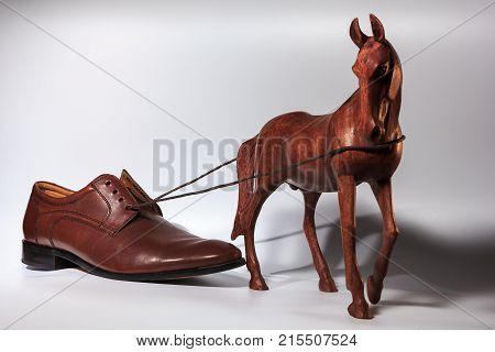 The statue of the wooden horse-drawn boot. Comic drama.