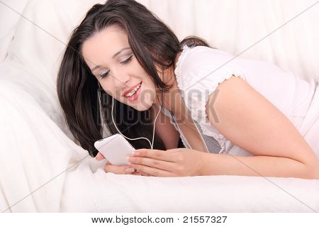 belle fille, écouter de la musique