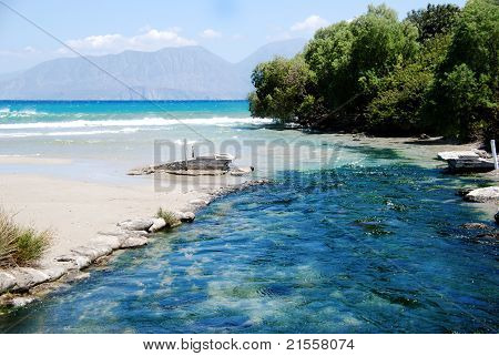 Floden falder til det Kretensiske Hav