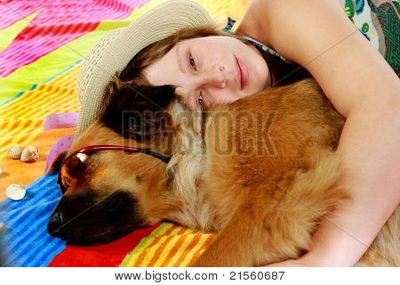 Cane e donna giovane