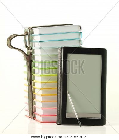 Pile de livres colorés et de lecteur de livre électronique sur le fond blanc