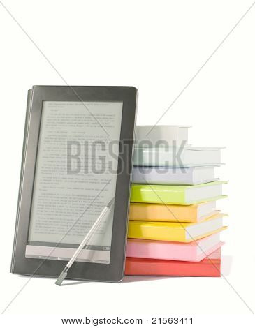 Pile de livres colorés et de lecteur de livre électronique sur le fond blanc