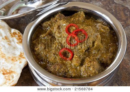 Jehněčí korma indické kari v sloužící mísy, s naan chléb.