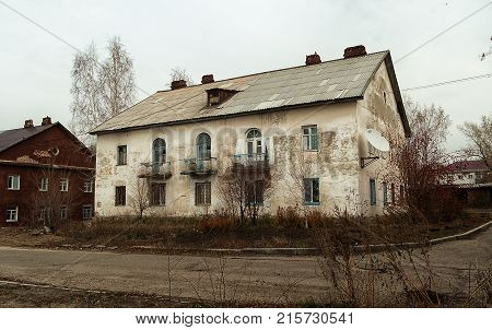 Old apartment building. Old white house. Ancient architecture. Grunge house. Historic architecture.