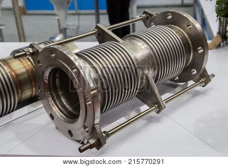 Flexible expansion joint stainless steel flange connection