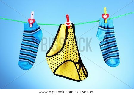 calcetines brillantes y cortos sobre un fondo azul