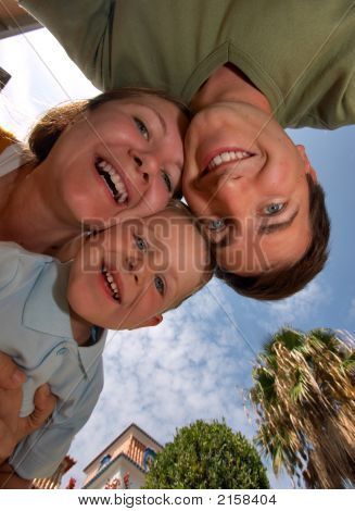 Foto divertente della giovane famiglia felice